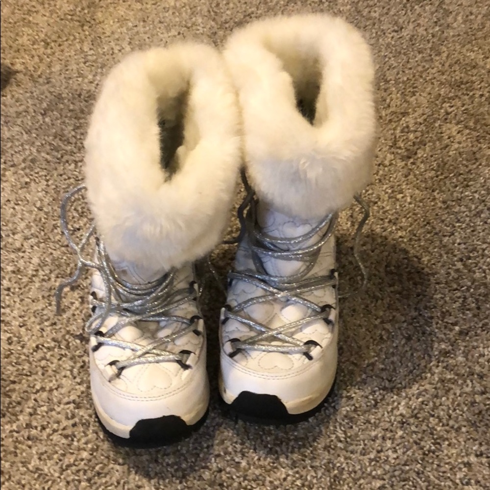 Girl’s bearpaw snow boots
